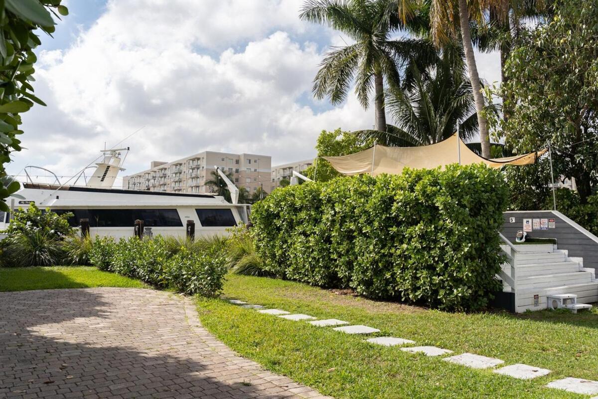 Villa River Villa-pool, Hot Tub, Dock, Big Garden Miami